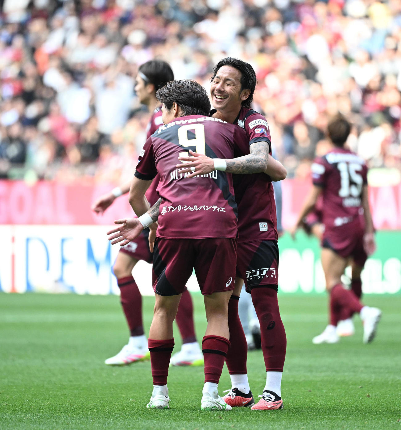 神戸対岡山　後半、左足を振り抜きゴールを決めた神戸井手口は宮代と喜びあう（撮影・和賀正仁）
