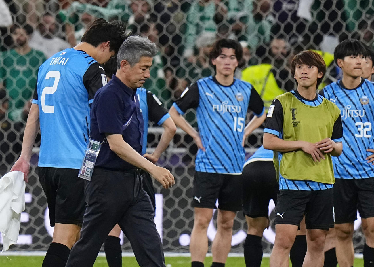 アルアハリに敗れ、うつむく川崎F長谷部監督（共同）