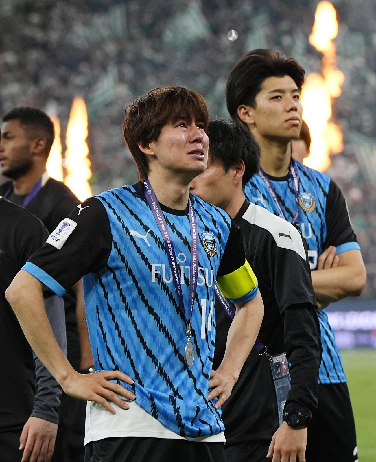 アルアハリに敗れ、サポーターにあいさつする川崎F脇坂（手前）（共同）