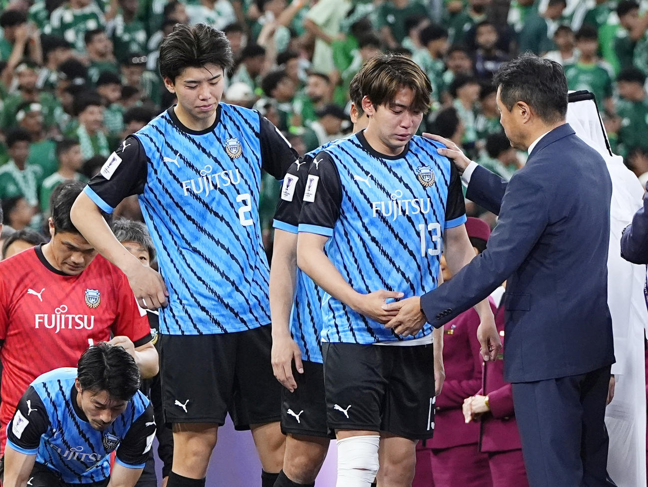 アルアハリに敗れ、表彰式に臨む川崎・高井（左）と三浦（共同）