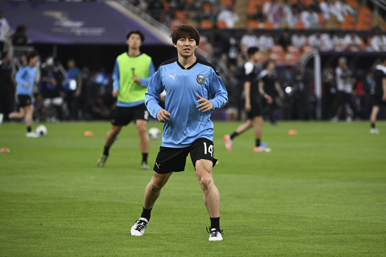 アルアハリ対川崎F　試合前、アップに臨む脇坂泰斗（AP)