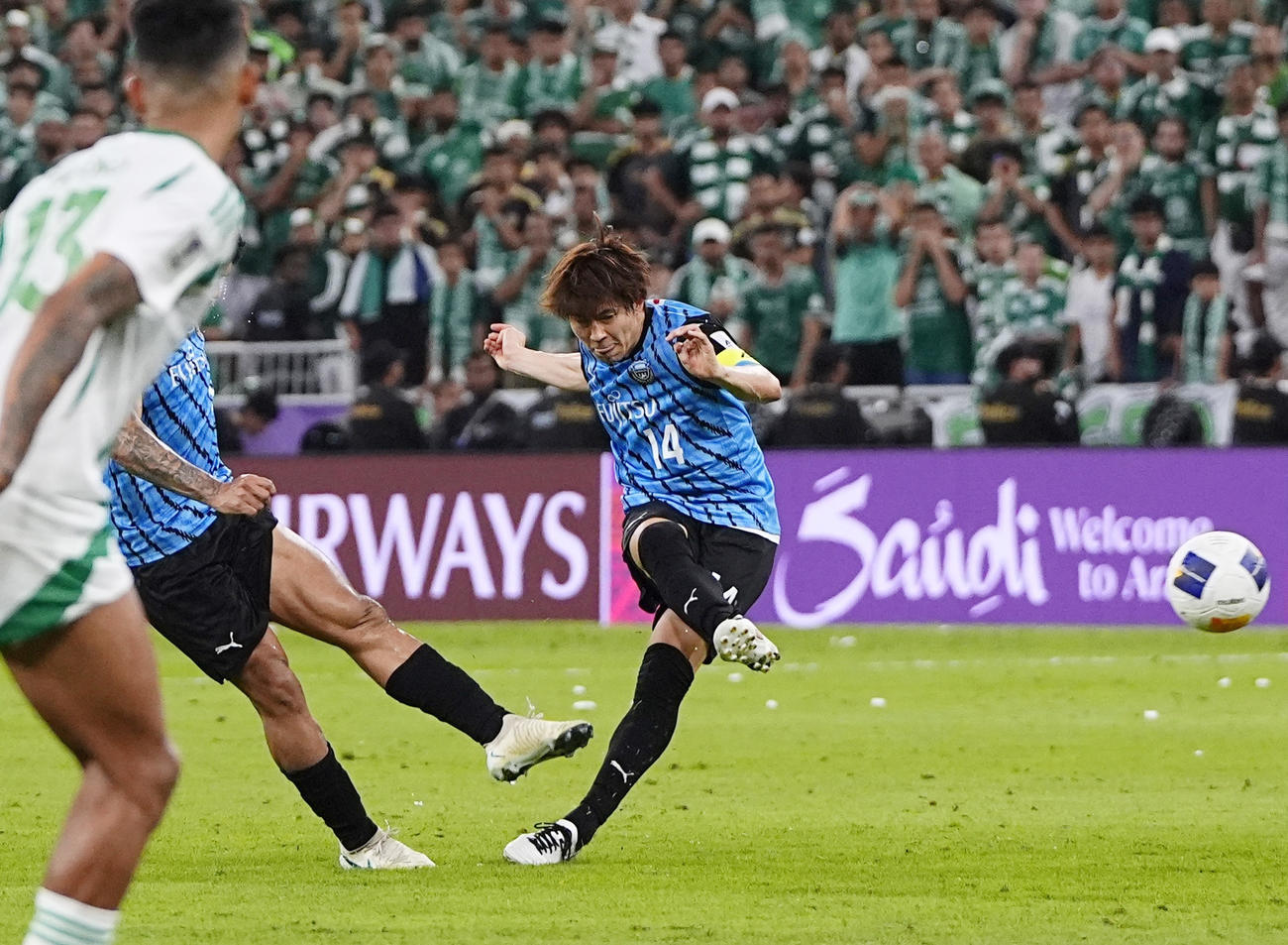 前半、FKを放つ川崎F脇坂（共同）