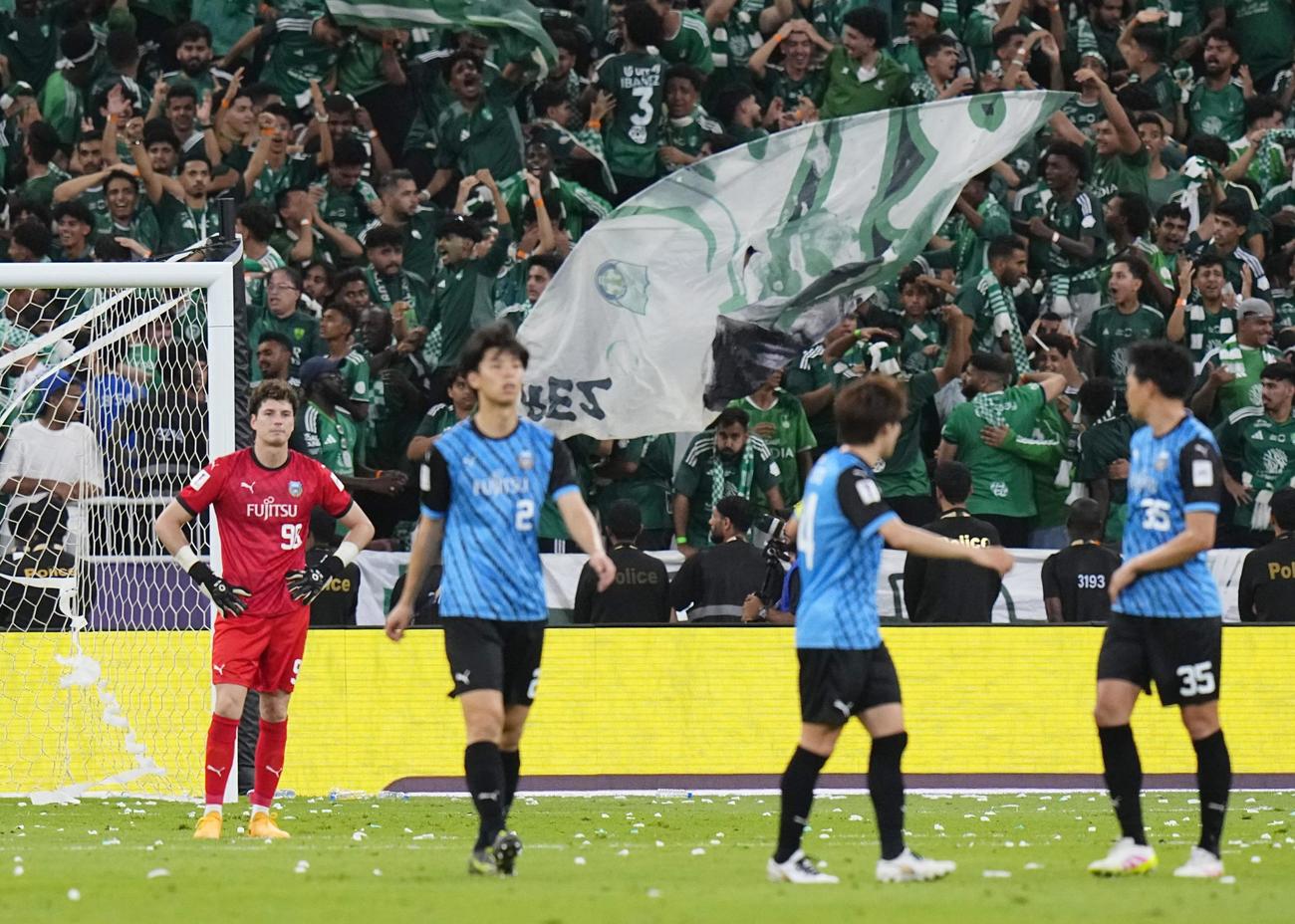 前半、アルアハリに先制され、ぼうぜんとする川崎FのGK山口（左）（共同）