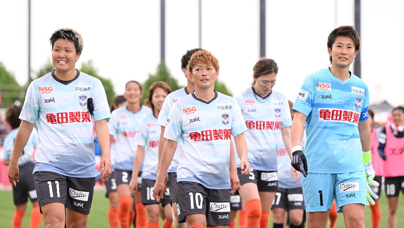 リーグ通算365試合出場を達成した新潟L上尾野辺（中央）