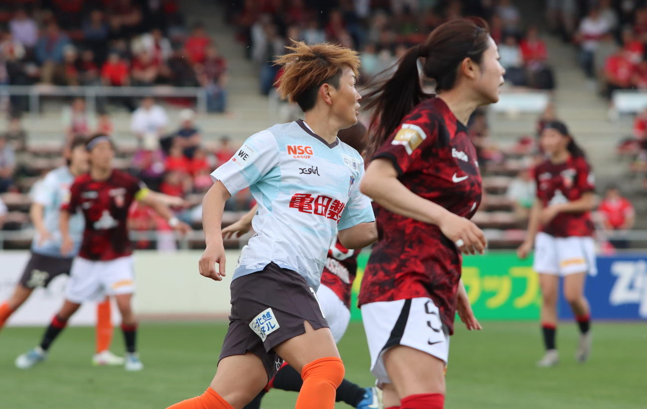ボールを追う新潟L上尾野辺（左）（アルビレックス新潟レディース提供）