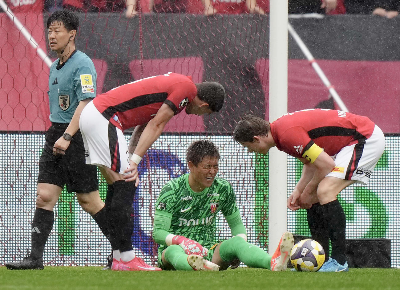 浦和―G大阪　前半、ピッチに座り込む浦和・GK西川（右から2人目）（共同）