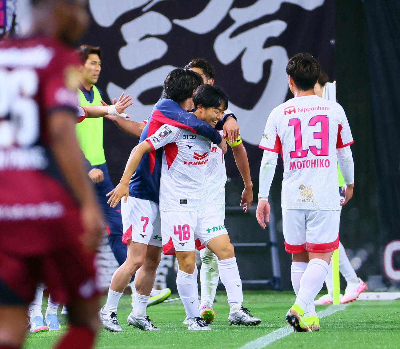 神戸対C大阪　後半、勝ち越しゴールを決め祝福を受ける柴山（中央）（撮影・藤尾明華）