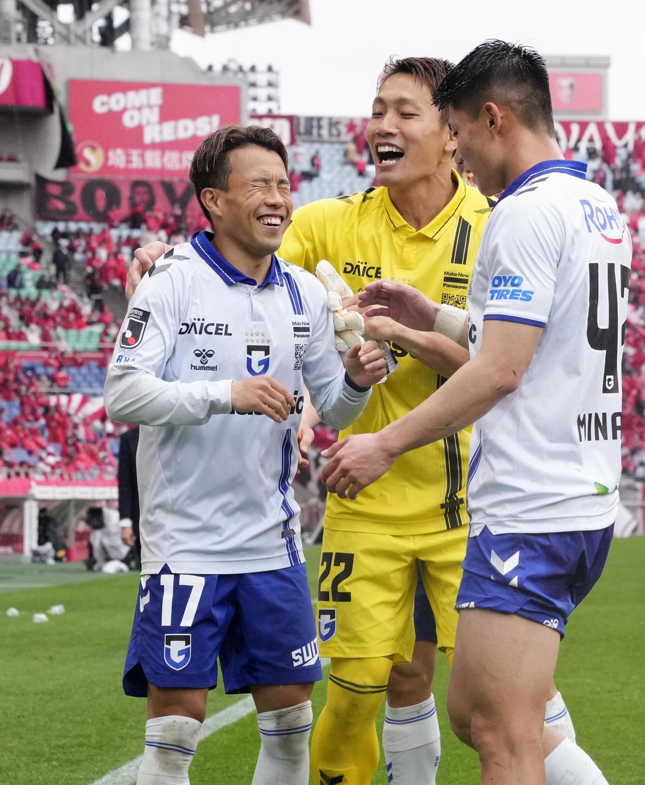 浦和に競り勝ち、祝福されるG大阪・山下（左）（共同）
