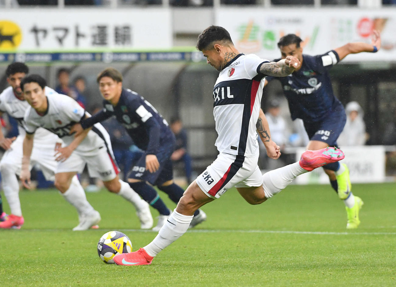 福岡対鹿島　前半、PKで先制ゴールを決めた鹿島レオ・セアラ（撮影・岩下翔太）