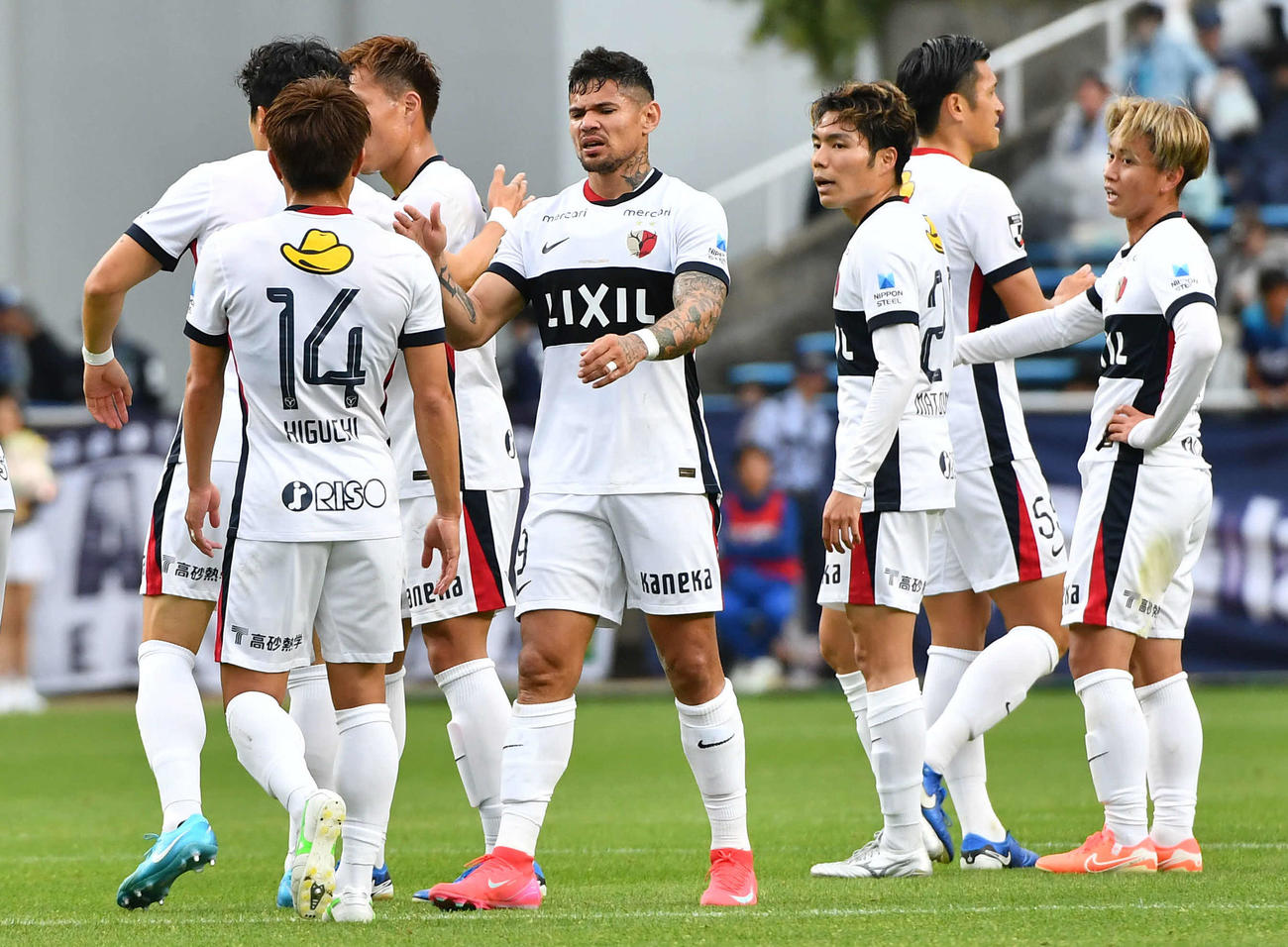 福岡対鹿島　福岡に勝利し、鹿島イレブンとタッチを交わすレオ・セアラ（中央）（撮影・岩下翔太）
