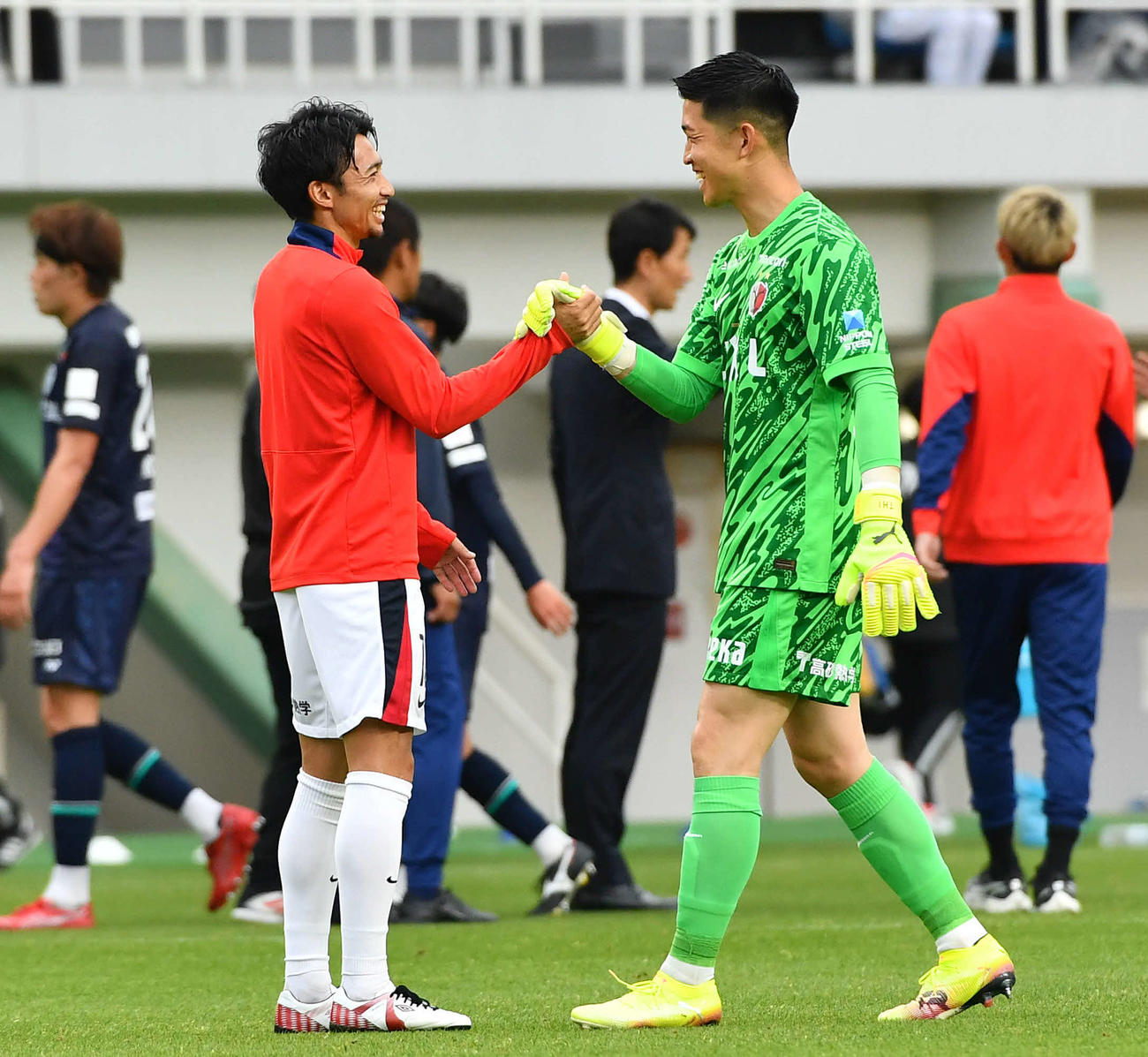 福岡対鹿島　福岡に勝利し、GK早川（右）と笑顔で握手を交わす鹿島柴崎（撮影・岩下翔太）