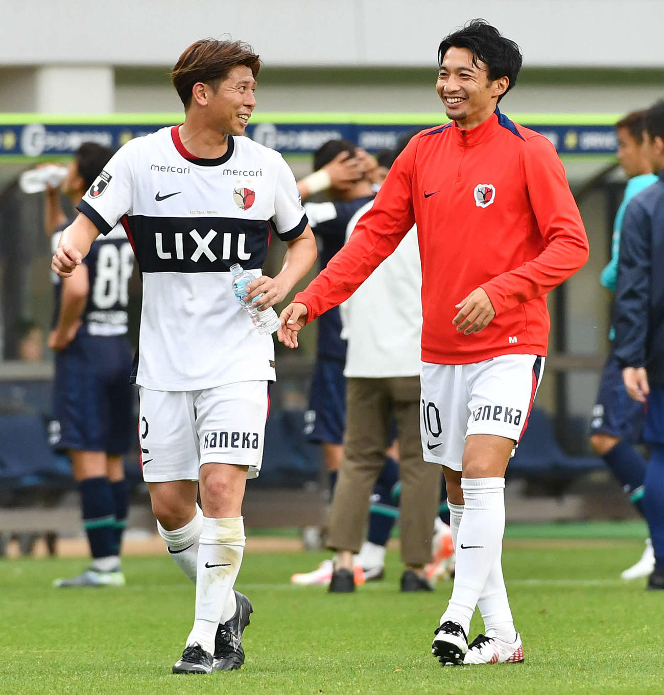 福岡対鹿島　福岡に勝利し、安西（左）と笑顔で話しながらサポーターのもとへ向かう鹿島柴崎（撮影・岩下翔太）