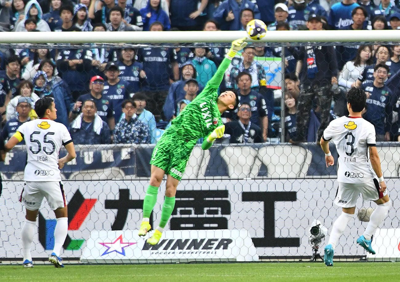 福岡対鹿島　前半、ゴールを好守する鹿島GK早川（撮影・岩下翔太）