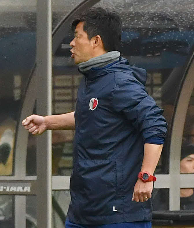 福岡対鹿島　福岡に勝利し、ガッツポーズする鹿島鬼木監督（撮影・岩下翔太）