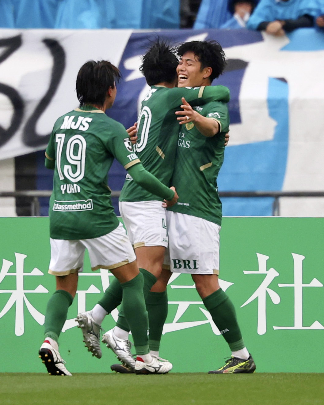 東京V－横浜FC　前半、先制ゴールを決め、祝福される東京V染野（右）（共同）