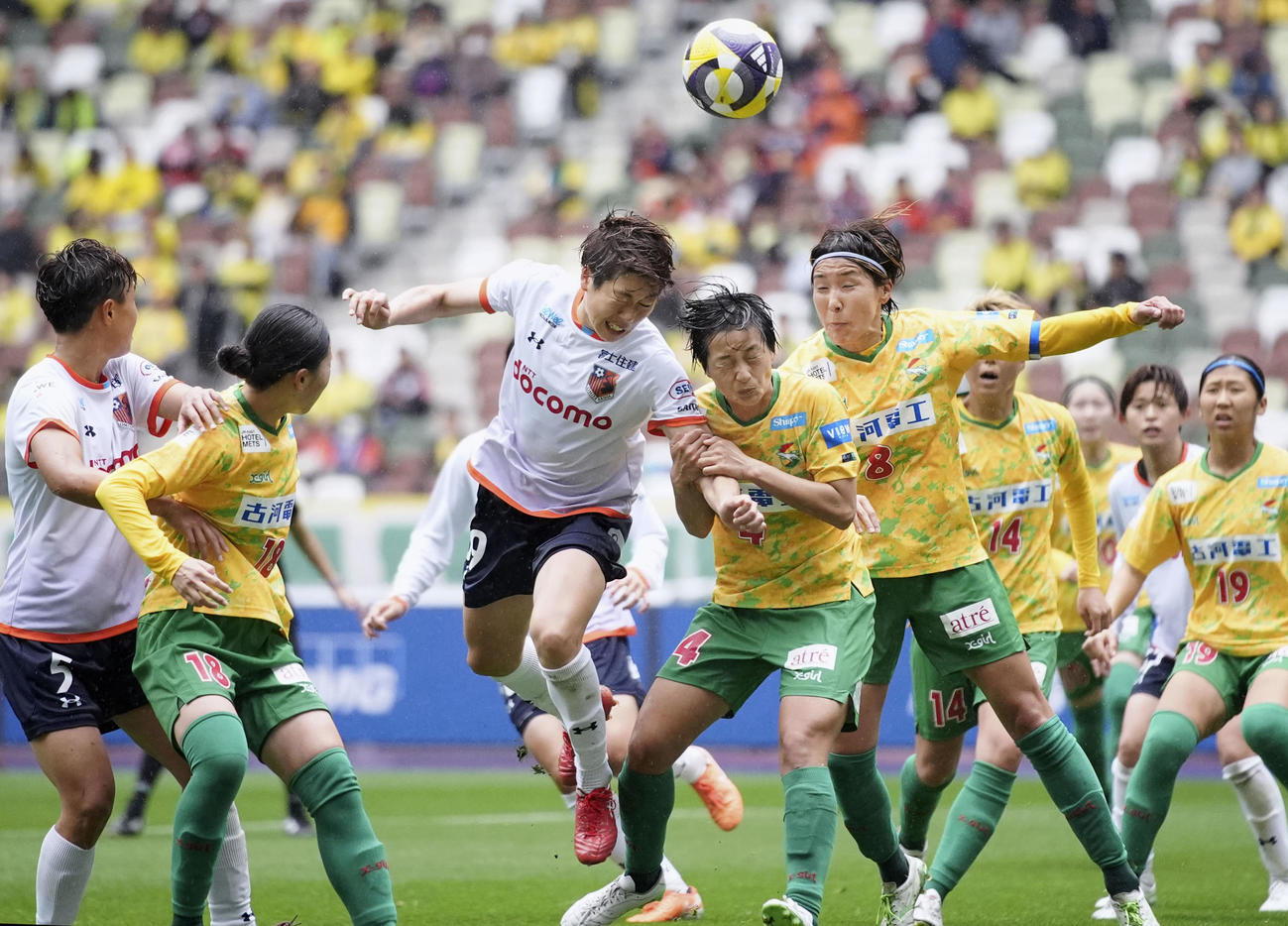 国立競技場で行われたWEリーグの試合で、競り合う千葉と大宮の選手たち（（C） WE　LEAGUE）