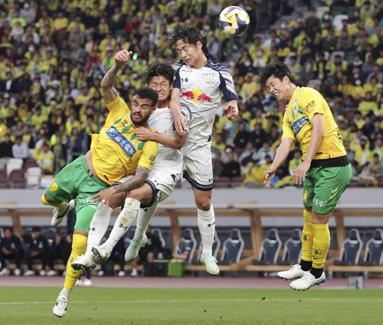 国立競技場で行われたJ2の試合で、競り合う千葉と大宮の選手たち