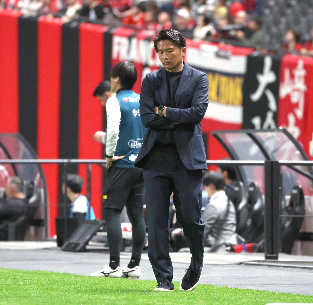 札幌対磐田　渋い表情の札幌岩政監督（撮影・黒川智章）