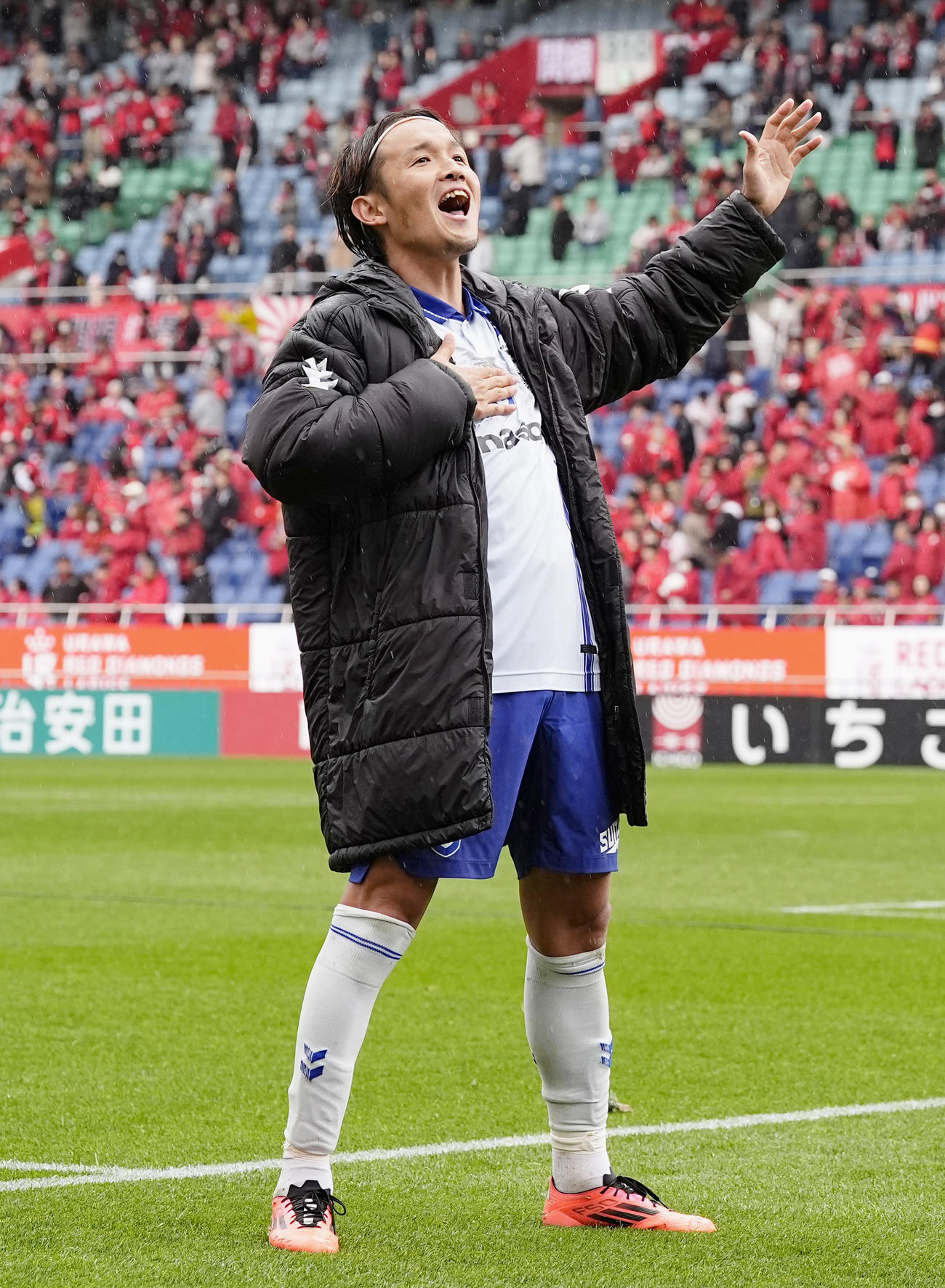 浦和に競り勝ち、サポーターの声援に応えるG大阪宇佐美（共同）