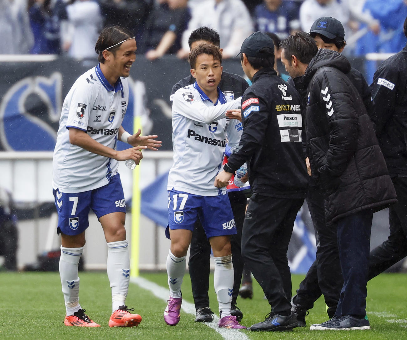 浦和―G大阪　後半、決勝ゴールを決め、祝福されるG大阪・山下（左から2人目）＝埼玉スタジアム（共同）