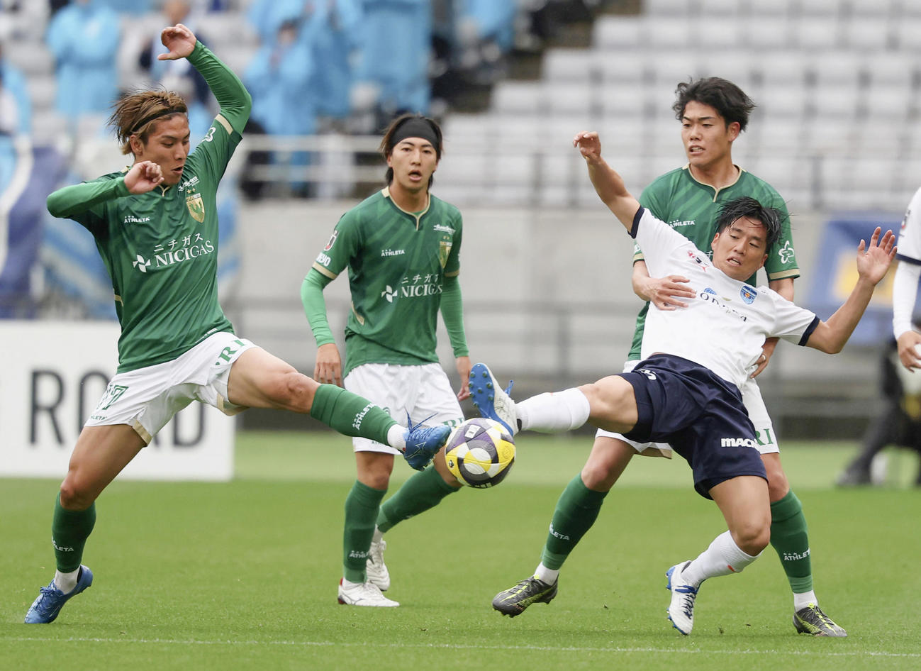東京V―横浜FC　前半、競り合う東京V・稲見（左端）と横浜FC・山田（右手前）ら（共同）