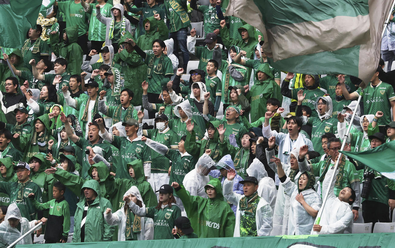 横浜FC戦で盛り上がる東京Vサポーター（共同）