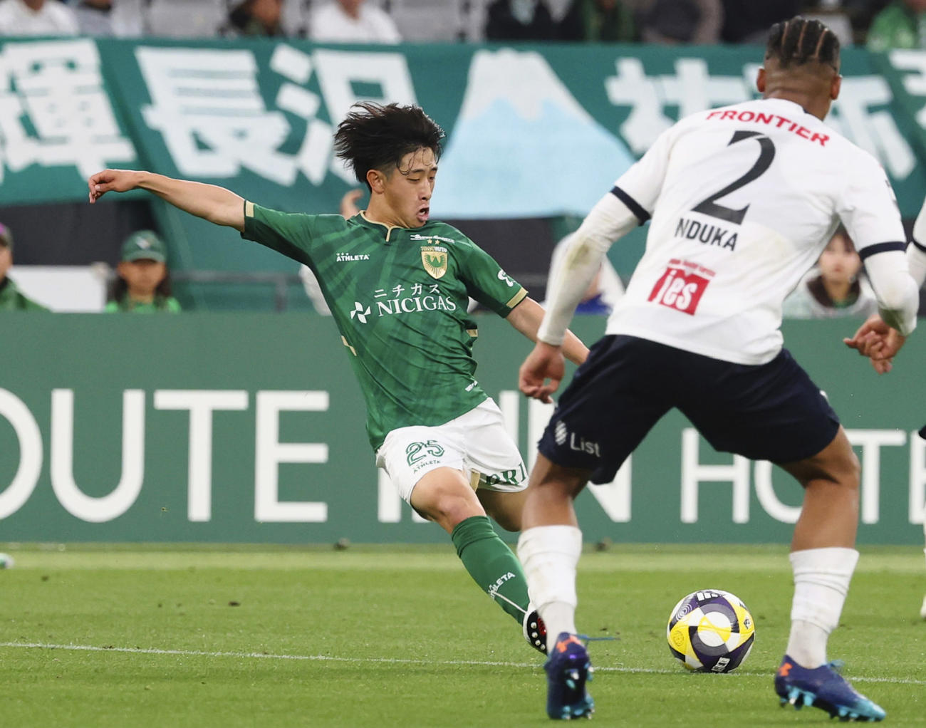東京V―横浜FC　試合終了間際、チーム2点目のゴールを決める東京V・熊取谷（左）＝味スタ（共同）