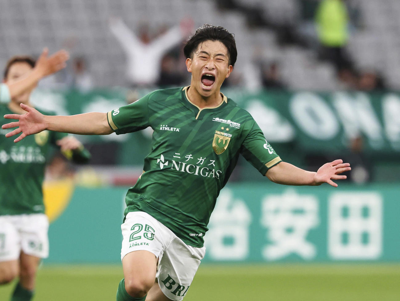 東京V―横浜FC　試合終了間際、チーム2点目のゴールを決め、大喜びの東京V・熊取谷＝味スタ（共同）