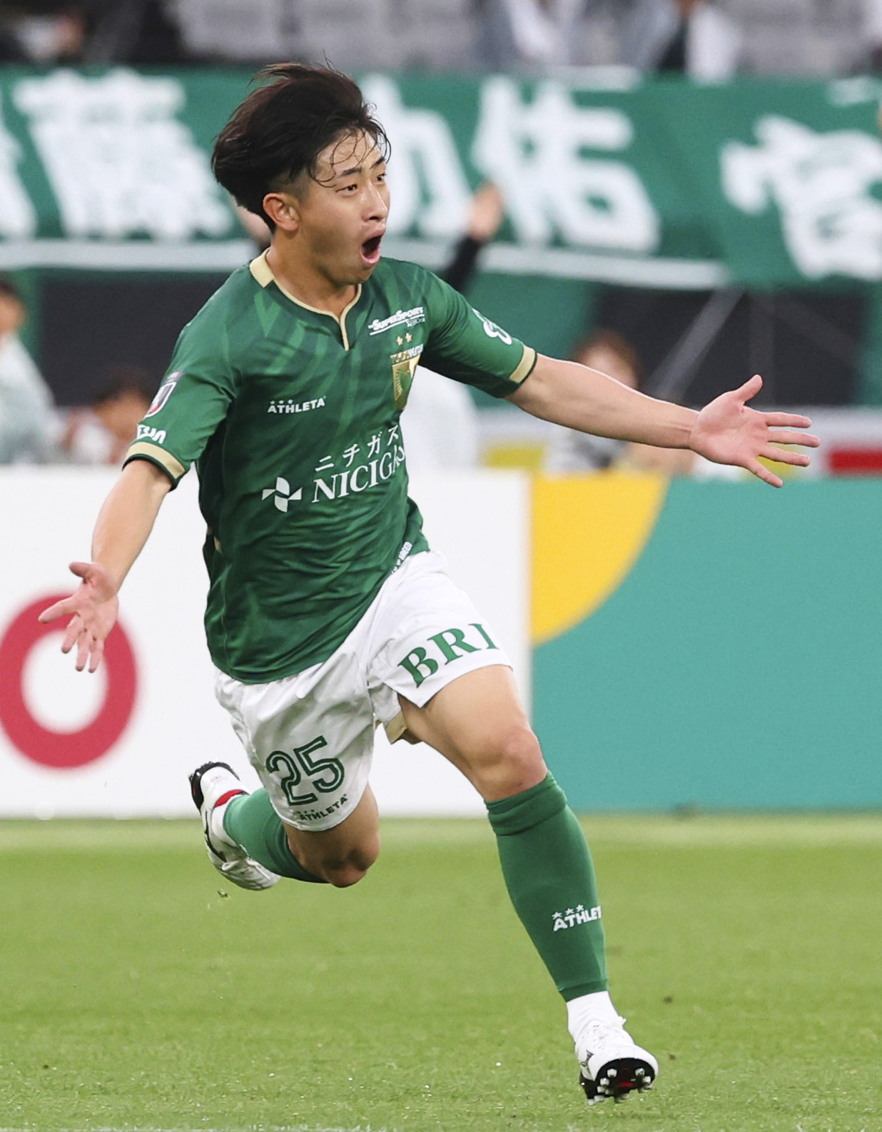 東京V―横浜FC　試合終了間際、チーム2点目のゴールを決め、駆け出す東京V・熊取谷（共同）