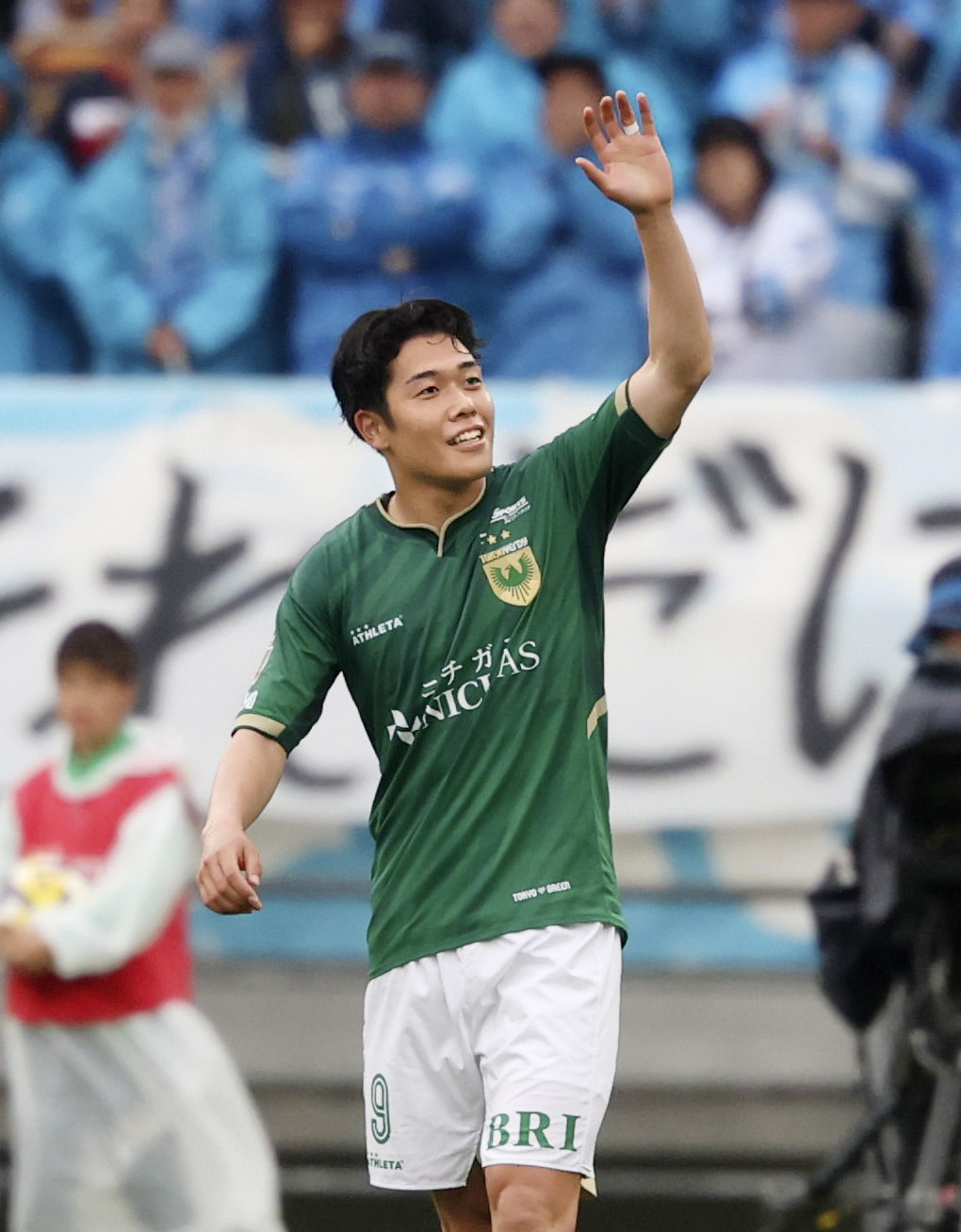 東京V―横浜FC　前半、先制ゴールを決め、声援に応える東京V・染野（共同）