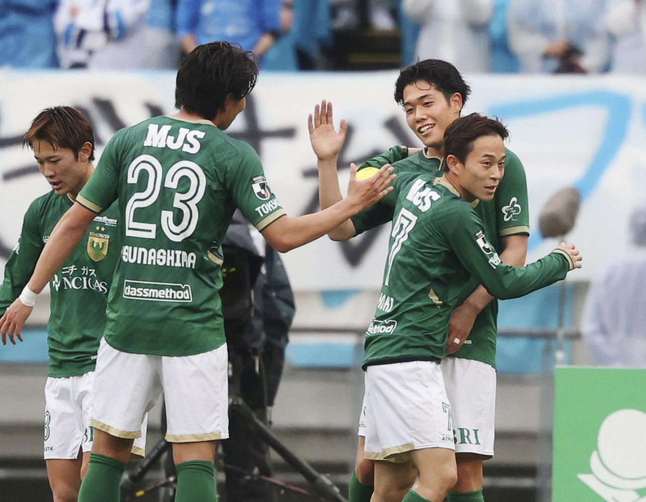 東京V―横浜FC　前半、先制ゴールを決め、タッチを交わす東京V・染野（右奥）（共同）