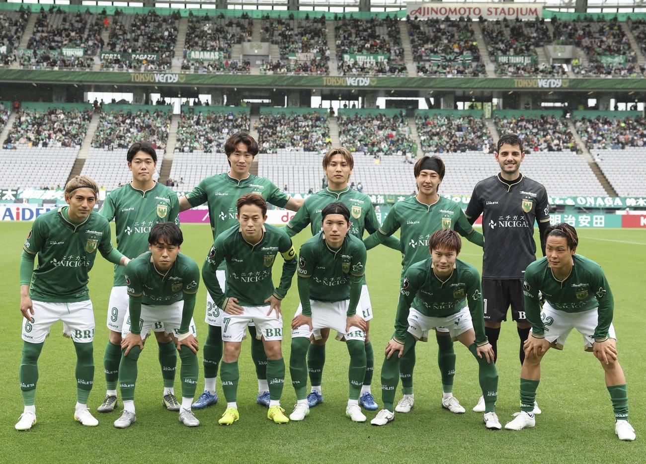 横浜FC戦に臨む東京Vイレブン（共同）