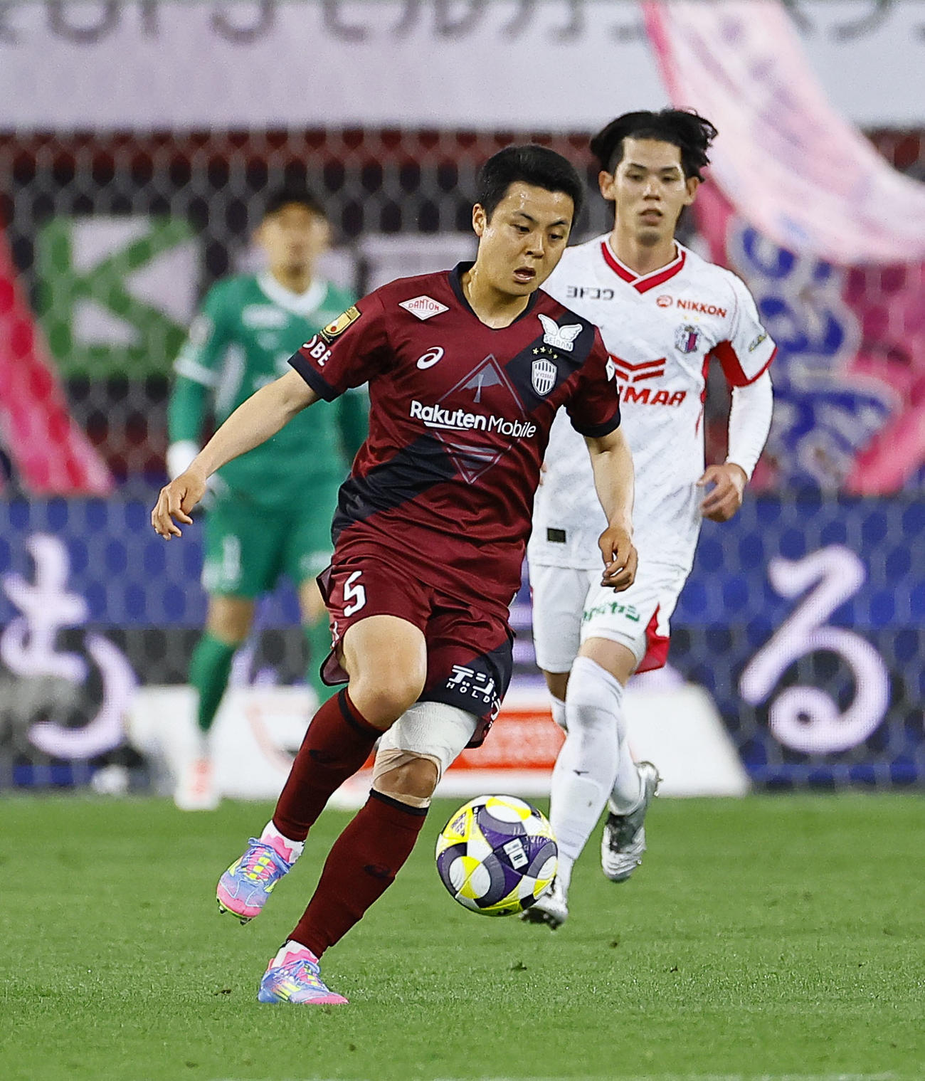 神戸対C大阪　前半、ボールをキープする神戸斉藤（撮影・藤尾明華）