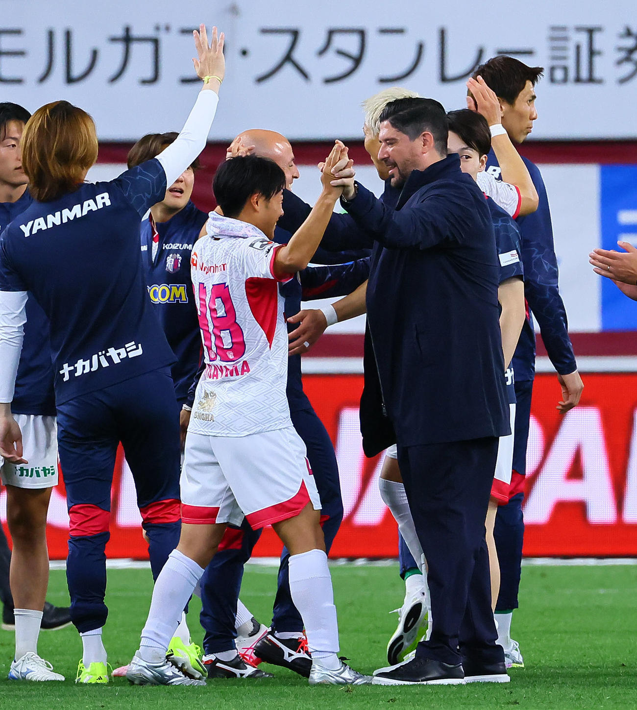 神戸対C大阪　神戸に勝利し、柴山とタッチを交わすC大阪パパス監督（撮影・藤尾明華）