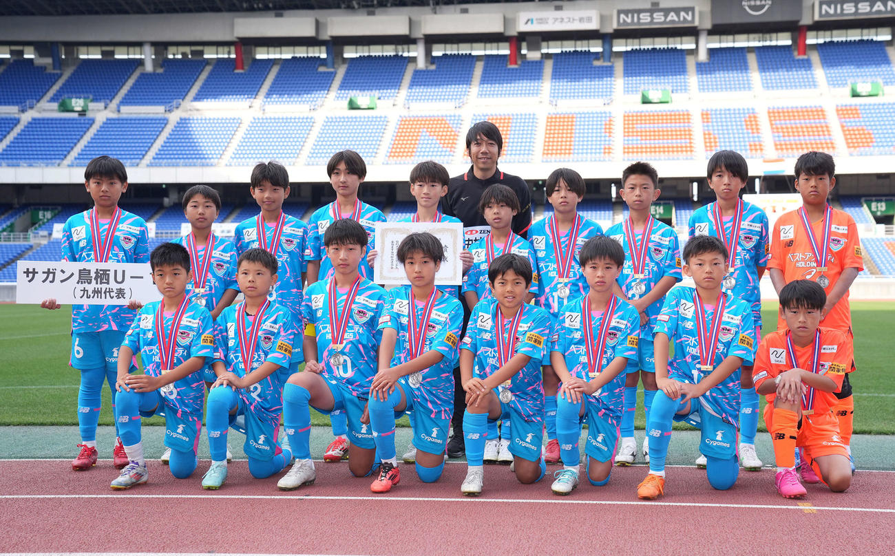 準優勝となり中村憲剛（後方）と写真に納まる鳥栖の選手たち（撮影・垰建太）