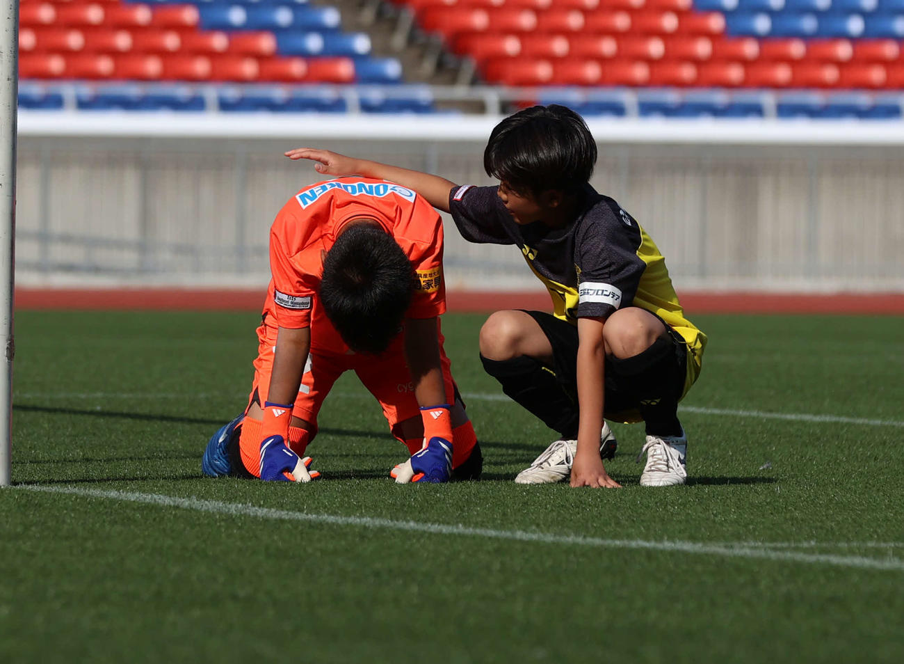 PK戦で敗れ悔しがる鳥栖GK秋吉俊佑（左）を慰める柏・太田（撮影・水谷安孝）