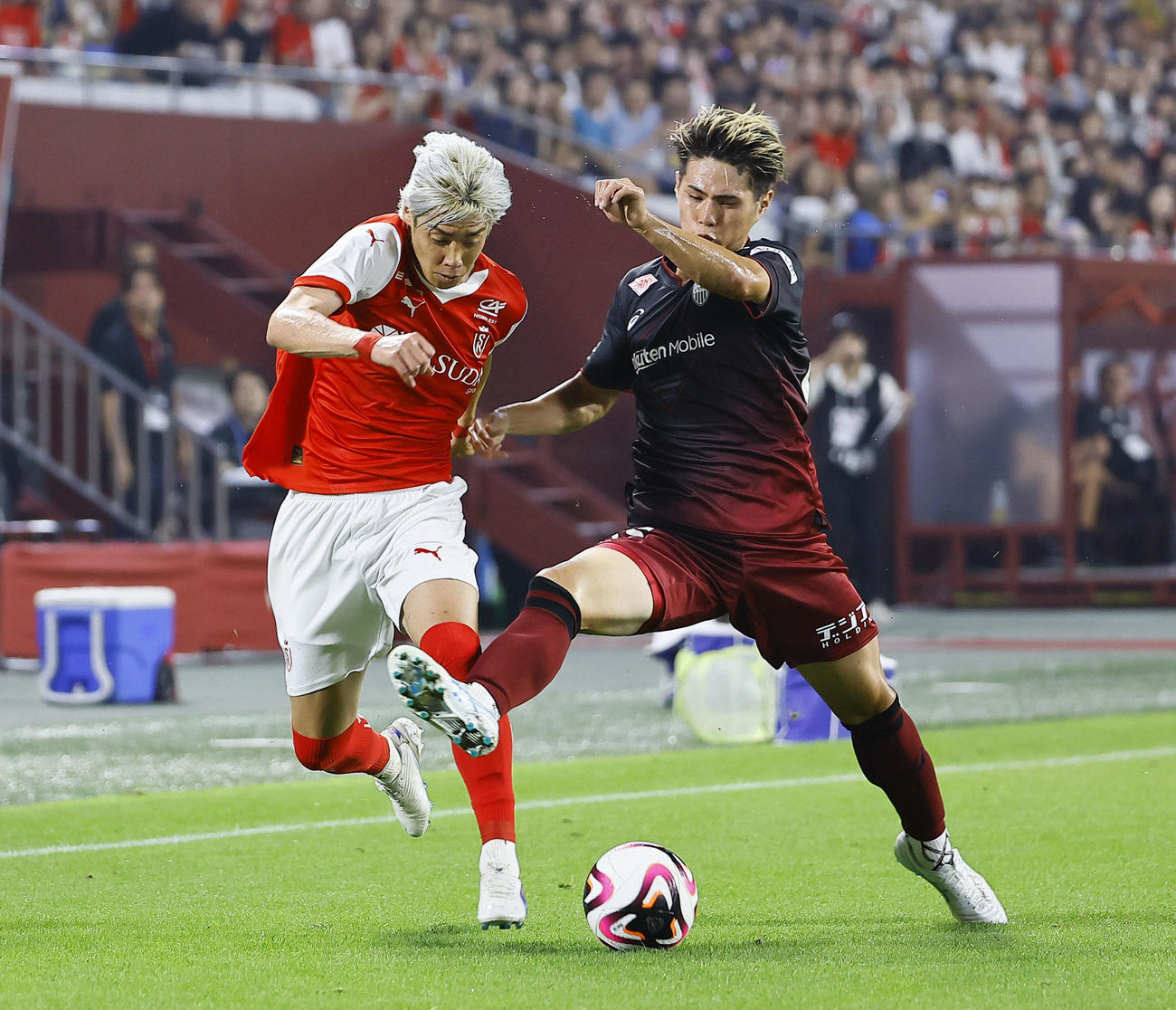 24年8月3日　神戸対スタッド・ランス　神戸冨永（右）と競り合うスタッド・ランス伊東