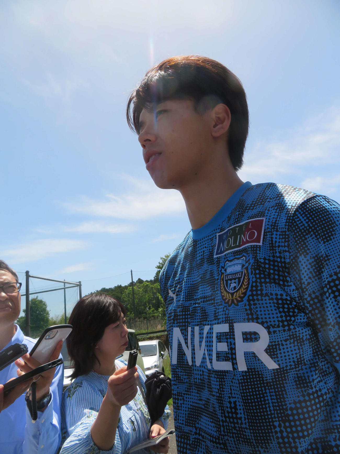 取材に応じる川崎F高井幸大