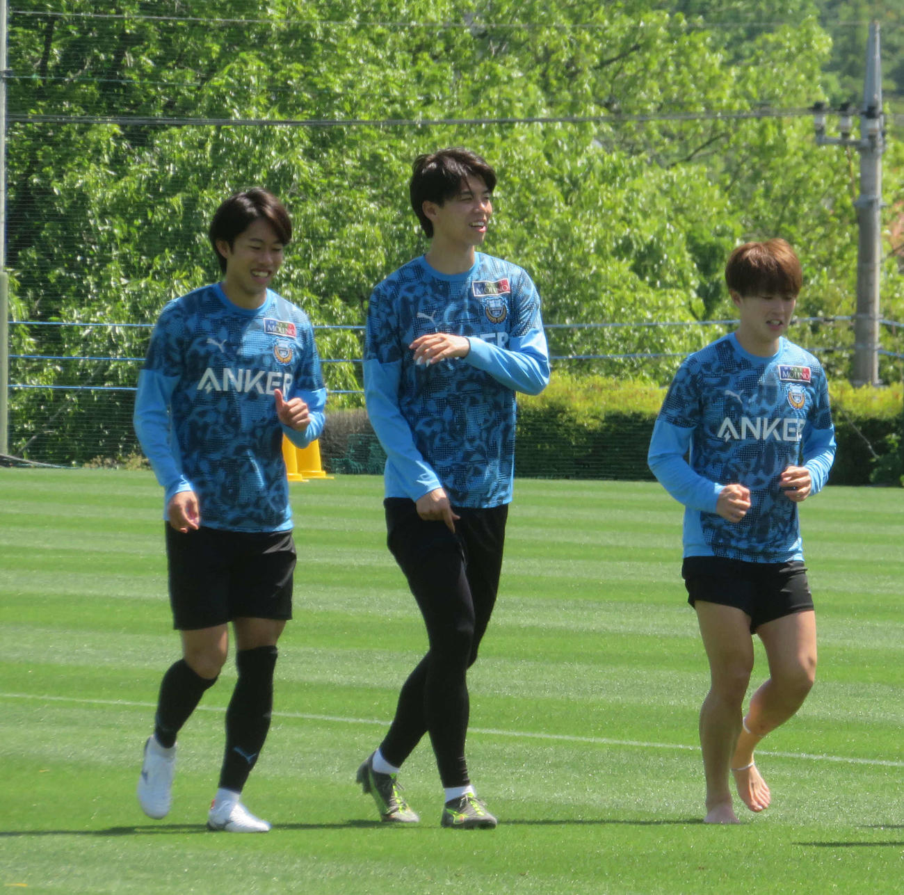 J1第16節鹿島アントラーズ戦に向けて調整した、左から川崎フロンターレDF佐々木旭、高井幸大、山本悠樹