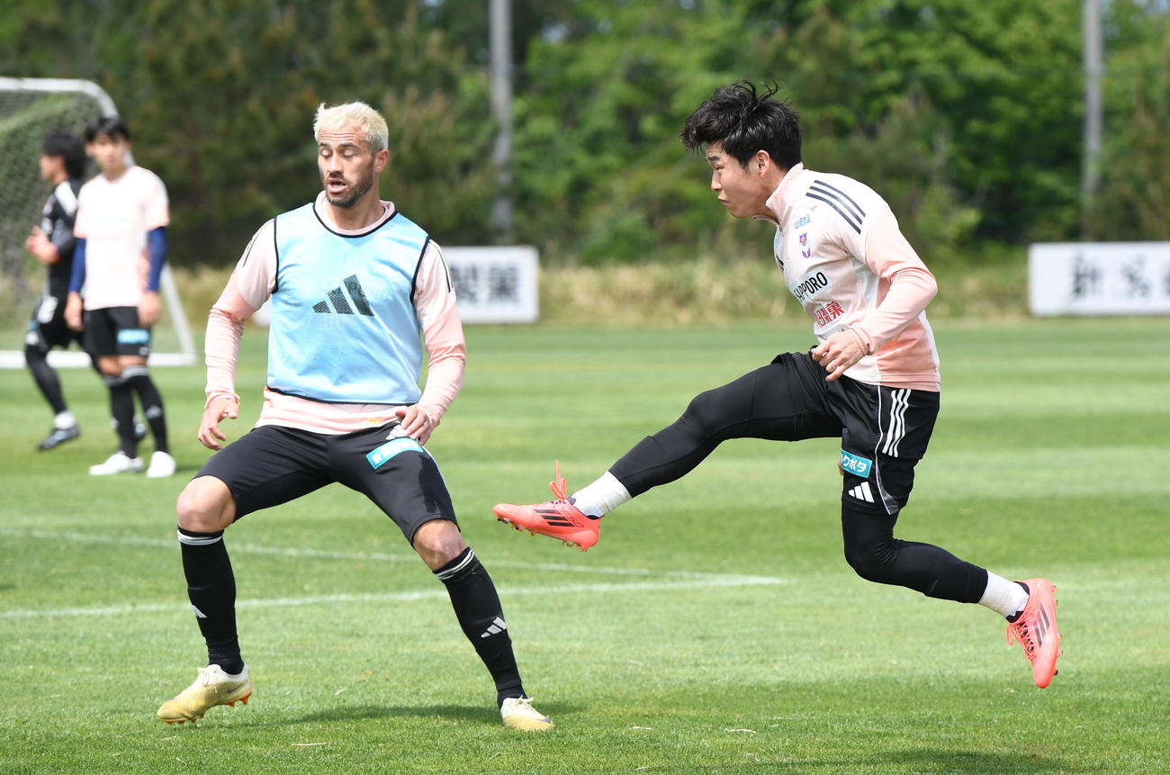 シュートを放つ矢村（右）（撮影・小林忠）