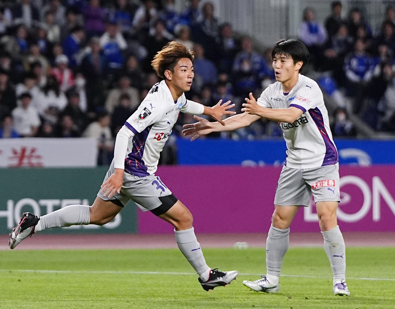 後半、ゴールを決め駆け出す京都・平賀（左）