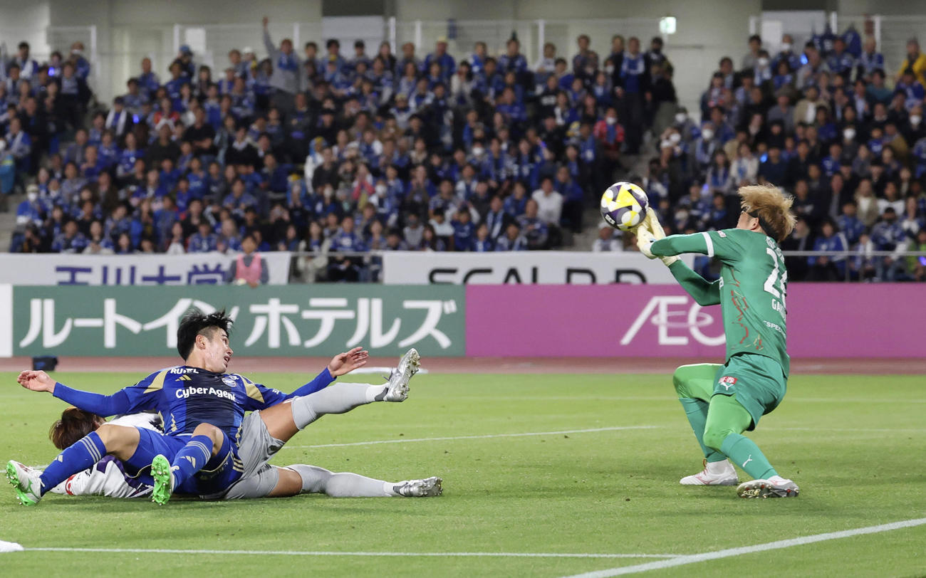町田―京都　後半、町田・林のシュートをセーブする京都・GK太田（右）（共同）