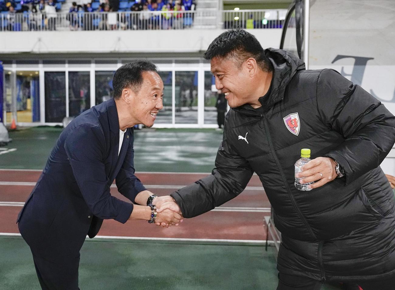 町田対京都　試合前に握手を交わす町田・黒田監督（左）と京都・曺監督（共同）