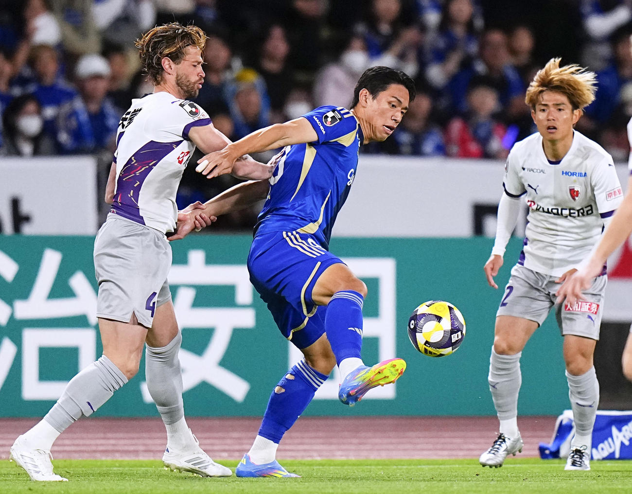 町田対京都　前半、競り合う京都・パトリックウィリアム（左）と町田・オ・セフン（中央）（共同）