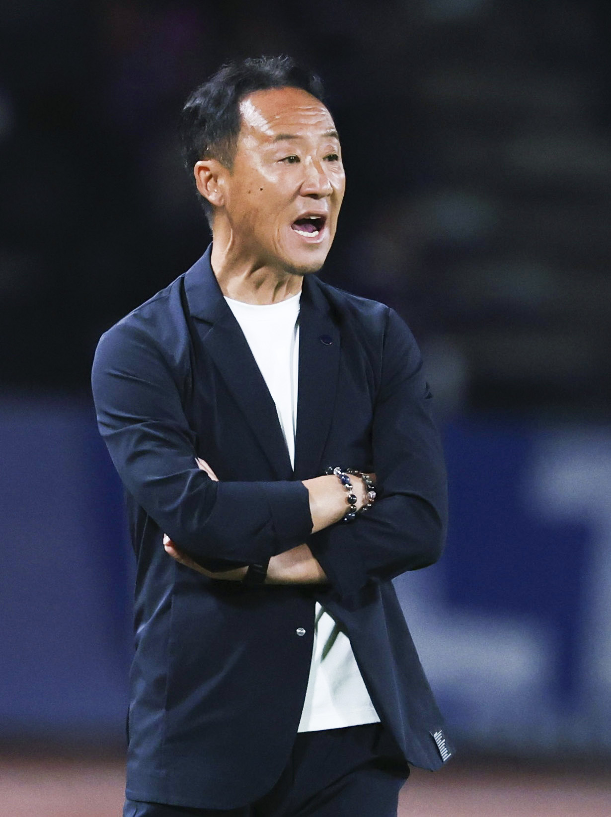 町田対京都　前半、指示を出す町田・黒田監督（共同）