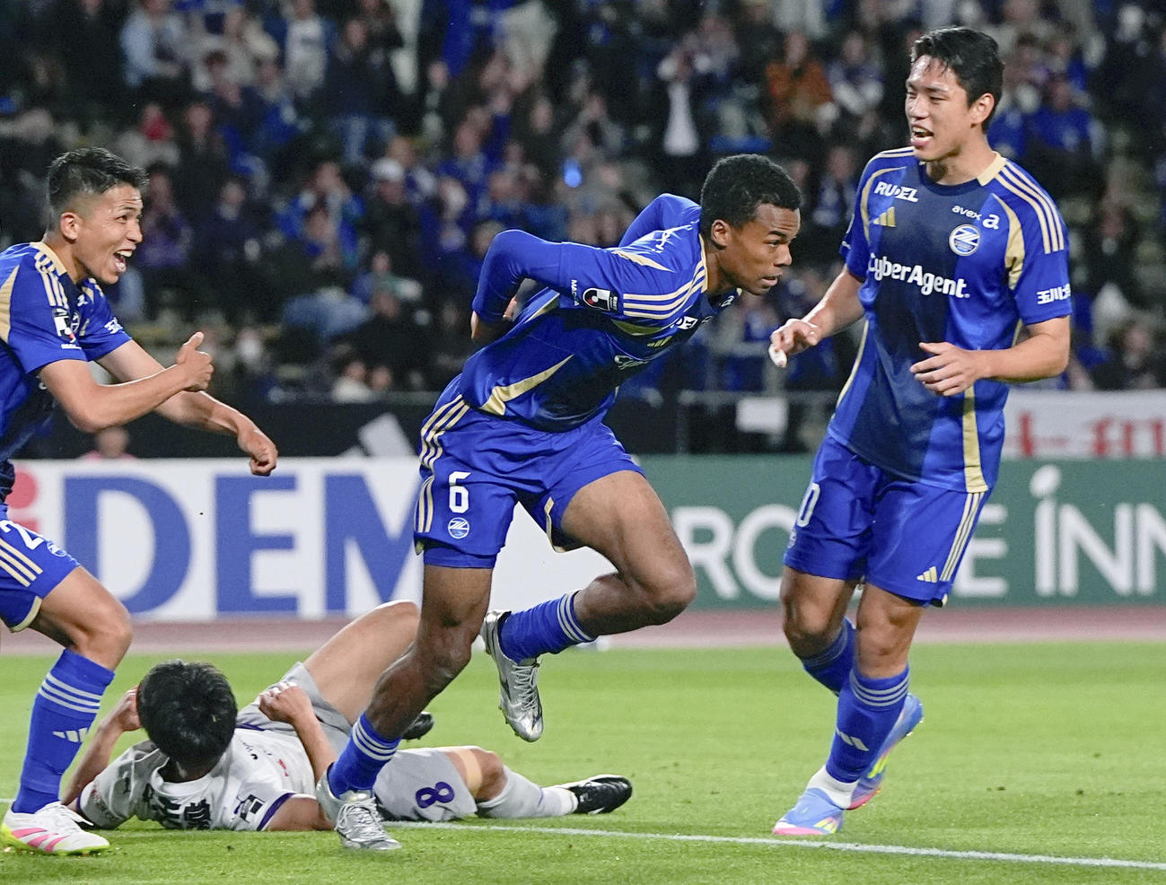 町田対京都　前半、先制ゴールを決め、駆け出す町田望月（右から2人目）（共同）