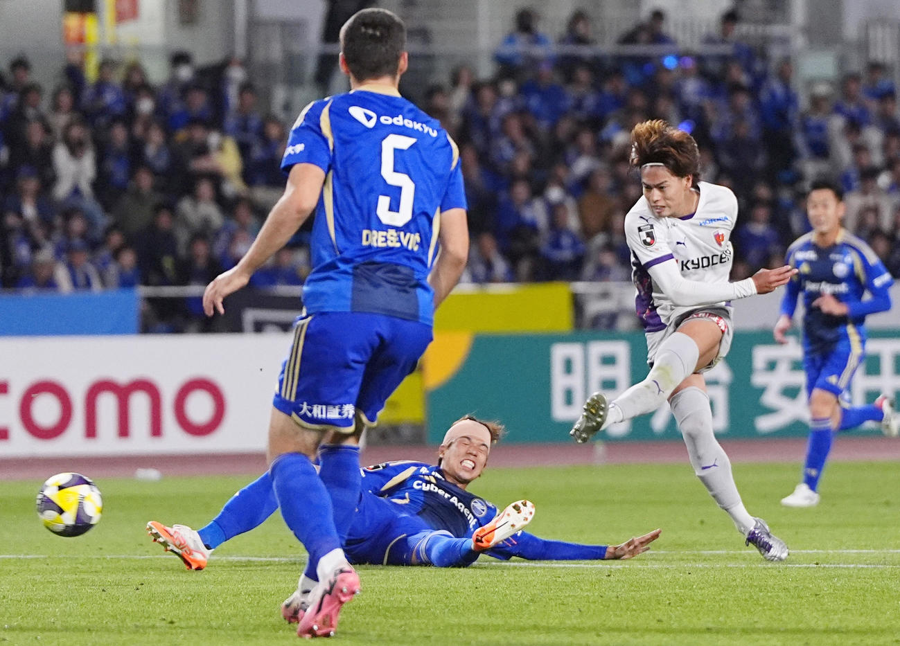 町田対京都　試合終了間際、決勝ゴールを決める京都・福田（右）（共同）