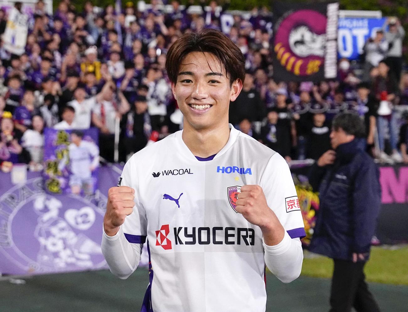 町田対京都　町田に勝利し、笑顔で写真に納まる京都・平賀（共同）