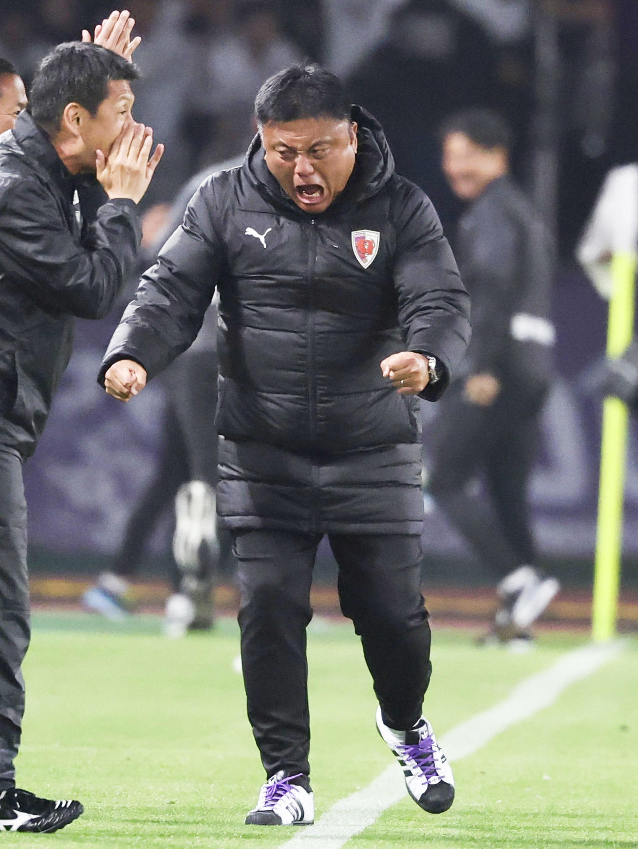 町田対京都　試合終了間際、福田が決勝ゴールを決め、ガッツポーズする京都曺監督（共同）