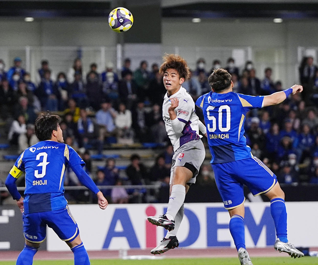 町田対京都　後半、ヘディングでゴールを決める京都平賀（中央）（共同）